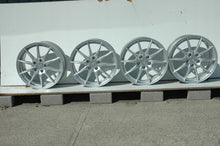 Laden Sie das Bild in den Galerie-Viewer, 4x Alufelge 17 Zoll 6.5" 5x112 49ET Glanz Silber A2464010102 Mercedes-Benz W246 FEL5187499428tc
