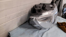 Laden Sie das Bild in den Galerie-Viewer, Frontscheinwerfer Mercedes-Benz Sprinter RKC11711 Vorderseite Headlight