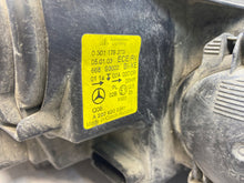 Laden Sie das Bild in den Galerie-Viewer, Frontscheinwerfer Mercedes-Benz W220 A2208202361 Xenon Links Headlight SCH6171055847pz