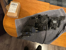 Load image into Gallery viewer, Frontscheinwerfer Peugeot 2008 208 II 9833036180 90200108 Rechts Headlight