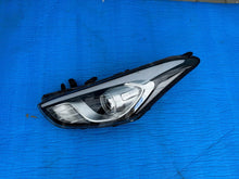 Laden Sie das Bild in den Galerie-Viewer, Frontscheinwerfer Hyundai I30 92101-A6200 Xenon Ein Stück (Rechts oder Links)