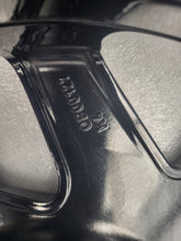 Laden Sie das Bild in den Galerie-Viewer, 1x Alufelge 17 Zoll 6.5&quot; 4x100 32ET Glanz Schwarz 9835097480 Opel Mokka