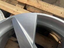 Laden Sie das Bild in den Galerie-Viewer, 1x Alufelge 17 Zoll 65760125C Skoda Scala Rim Wheel FEL3281800183ic