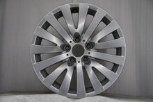 Laden Sie das Bild in den Galerie-Viewer, 1x Alufelge 18 Zoll 8.0" 5x120 30ET Glanz Silber 6775777 BMW 1 Rim Wheel FEL5682138207id