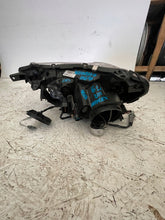 Laden Sie das Bild in den Galerie-Viewer, Frontscheinwerfer Mitsubishi Outlander I 8301C204 Xenon Rechts Headlight SCH8564589237gi