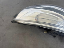 Laden Sie das Bild in den Galerie-Viewer, Frontscheinwerfer Renault Clio IV Hatchback 0104639990001033633362 Links SCH3806066133ze