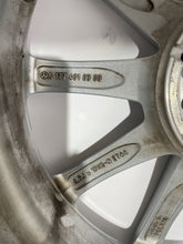 Laden Sie das Bild in den Galerie-Viewer, 4x Alufelge 17 Zoll 6.5" 5x112 44ET Glanz Silber A1774010300 Mercedes-Benz FEL8802136106eb