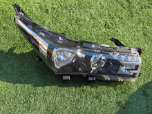 Laden Sie das Bild in den Galerie-Viewer, Frontscheinwerfer Toyota Corolla 81110-02E70-00 Rechts Scheinwerfer Headlight SCH2989308573me