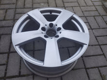 Laden Sie das Bild in den Galerie-Viewer, 1x Alufelge 18 Zoll 8.0&quot; 5x112 45ET Glanz A2074010502 Mercedes-Benz Rim Wheel