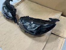 Laden Sie das Bild in den Galerie-Viewer, Frontscheinwerfer Peugeot 2008 9833036180 9833036380 LED Rechts oder Links