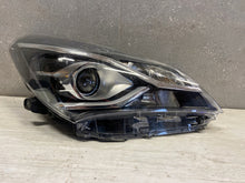 Load image into Gallery viewer, Frontscheinwerfer Toyota Yaris Rechts Scheinwerfer Headlight