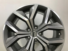 Laden Sie das Bild in den Galerie-Viewer, 1x Alufelge 18 Zoll 7.5" 5x112 45ET Glanz Graphit 5F0601025N Mg Rim Wheel FEL9776553320rk