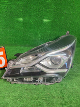 Load image into Gallery viewer, Frontscheinwerfer Toyota Yaris Links Scheinwerfer Headlight