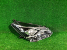 Laden Sie das Bild in den Galerie-Viewer, Frontscheinwerfer Toyota Yaris CSC15942 Rechts Scheinwerfer Headlight SCH7778015449kv