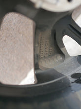 Laden Sie das Bild in den Galerie-Viewer, 1x Alufelge 16 Zoll 6.5" 4x108 32ET Glanz Schwarz 9833892580 Opel Corsa F FEL2213010286sm