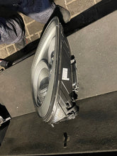 Laden Sie das Bild in den Galerie-Viewer, Frontscheinwerfer Porsche Cayenne 7P5941031P Links Scheinwerfer Headlight SCH7945499748ob