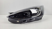 Laden Sie das Bild in den Galerie-Viewer, Frontscheinwerfer Ford Focus JX7B-13E017-AE LED Ein Stück (Rechts oder Links) SCH7793792575mb