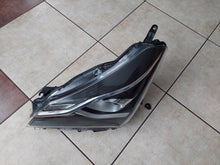 Load image into Gallery viewer, Frontscheinwerfer Toyota Yaris Links Scheinwerfer Headlight