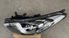 Laden Sie das Bild in den Galerie-Viewer, Frontscheinwerfer Hyundai I30 HYUI30LLP12 Links Scheinwerfer Headlight SCH1776858658uo