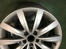 Load image into Gallery viewer, 1x Alufelge 17 Zoll 7.0&quot; 5x112 39ET Glanz Silber 7N0601025 VW Sharan Rim Wheel