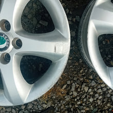 Laden Sie das Bild in den Galerie-Viewer, 3x Alufelge 15 Zoll 6.0&quot; 5x100 5J0601025A Skoda Rim Wheel