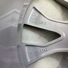Load image into Gallery viewer, 1x Alufelge 18 Zoll 8.0" 5x112 44ET Glanz Silber 3P0601025E Skoda Superb FEL2223996424zr