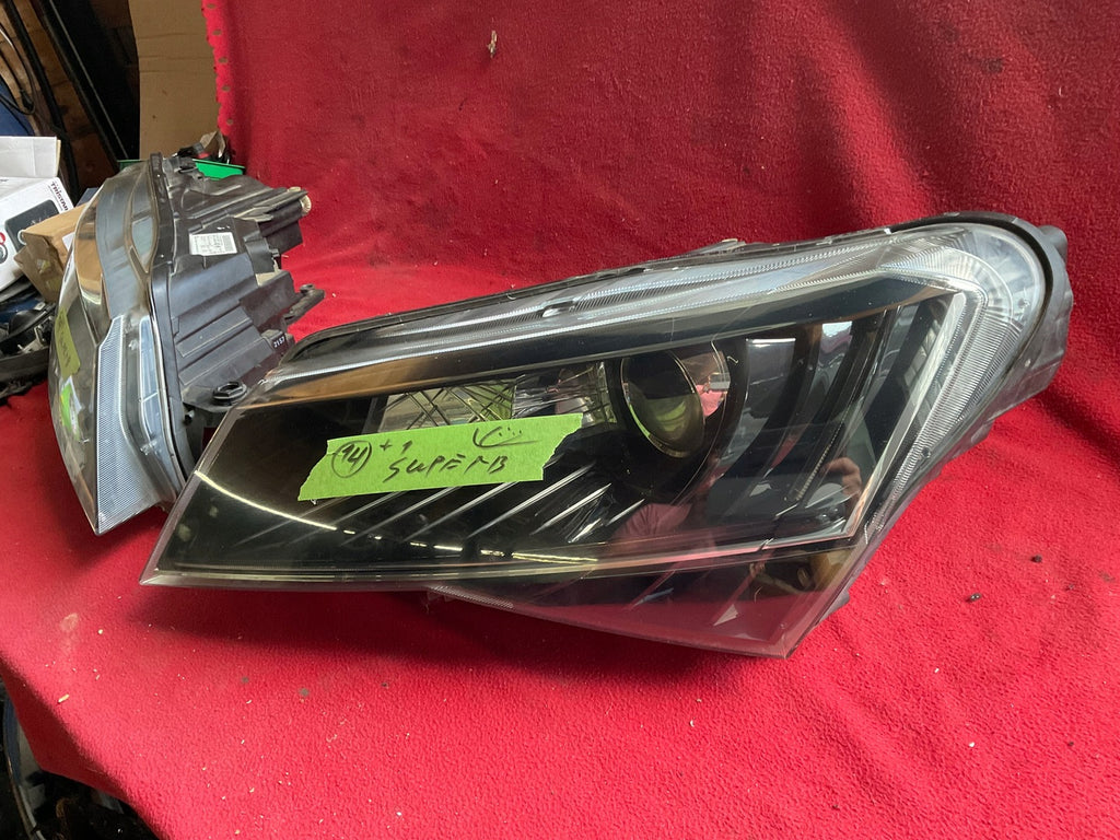 Frontscheinwerfer Skoda Superb III 3V1941015B 3V1941016B Xenon Ein Satz