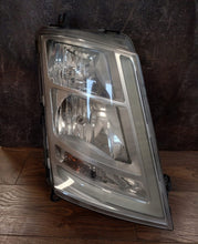 Laden Sie das Bild in den Galerie-Viewer, Frontscheinwerfer Volvo 84170200 Rechts Scheinwerfer Headlight SCH6738030204xd