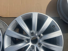 Load image into Gallery viewer, 1x Alufelge 17 Zoll 7.0&quot; 5x112 39ET 7N0601025C Vw Rim Wheel