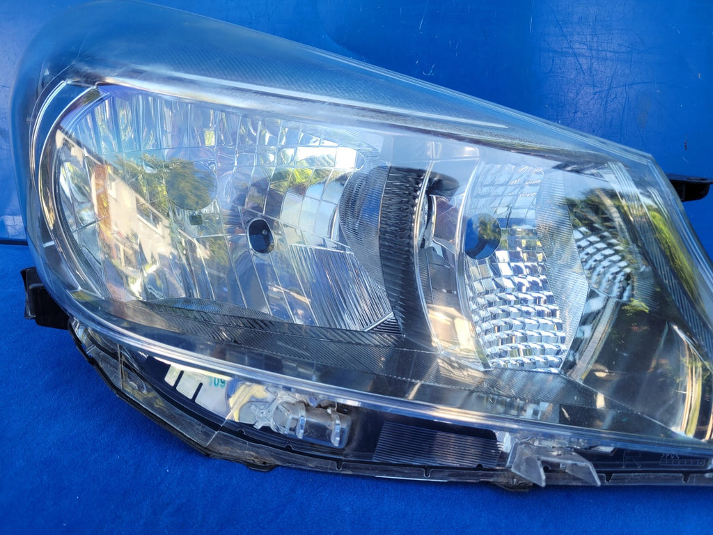 Frontscheinwerfer Toyota Yaris Rechts Scheinwerfer Headlight SCH6758654345dm