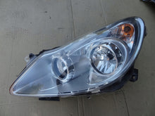 Laden Sie das Bild in den Galerie-Viewer, Frontscheinwerfer Opel Corsa D 13186381 89313290 Links Scheinwerfer Headlight SCH2082326599ot