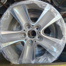 Laden Sie das Bild in den Galerie-Viewer, 4x Alufelge 18 Zoll 8.5" 5x120 46ET Glanz Silber 6770200 BMW F11 F10 3 F30 E90 FEL8437317875pd