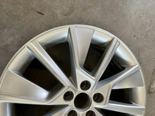 Load image into Gallery viewer, 1x Alufelge 17 Zoll 6.5" 5x100 40ET Glanz Silber 658601025D Skoda Scala Kamiq FEL2922954077sc
