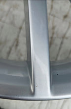 Laden Sie das Bild in den Galerie-Viewer, 1x Alufelge 17 Zoll 7.0&quot; 5x112 49ET Glanz Silber 5E0601025BG Skoda Octavia Iii