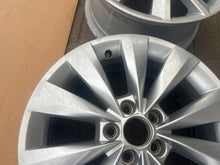 Laden Sie das Bild in den Galerie-Viewer, 1x Alufelge 16 Zoll 6.0&quot; 5x100 38ET Glanz Silber 658601025B Skoda Scala