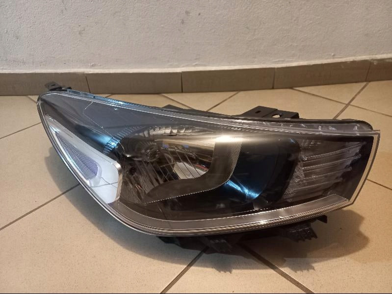 Frontscheinwerfer Kia Rio Rechts Scheinwerfer Headlight SCH1050410667li