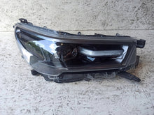 Laden Sie das Bild in den Galerie-Viewer, Frontscheinwerfer Toyota Hilux VIII 81110-YP121 LED Rechts Headlight SCH2310370444zk