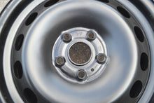 Laden Sie das Bild in den Galerie-Viewer, 1x Alufelge 16 Zoll 6.5&quot; 5x112 43ET Glanz Schwarz 8V0601027 Audi Rim Wheel