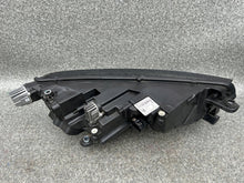 Laden Sie das Bild in den Galerie-Viewer, Frontscheinwerfer Skoda Octavia IV 5E4941015A Links Scheinwerfer Headlight SCH1544393764zb