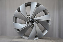 Load image into Gallery viewer, 4x Alufelge 17 Zoll 6.5" 5x112 46ET Glanz Silber 5H0601025B VW Golf Viii FEL3509042914jr