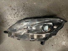 Laden Sie das Bild in den Galerie-Viewer, Frontscheinwerfer Peugeot 2008 90106472 Links Scheinwerfer Headlight SCH1819981441yn