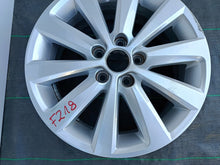 Laden Sie das Bild in den Galerie-Viewer, 1x Alufelge 15 Zoll 5.5&quot; 5x100 40ET 6F0601025G Seat Rim Wheel