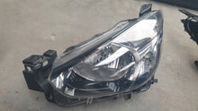 Laden Sie das Bild in den Galerie-Viewer, Frontscheinwerfer Mazda 2 Links Scheinwerfer Headlight