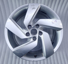 Laden Sie das Bild in den Galerie-Viewer, 1x Alufelge 17 Zoll 7.5&quot; 5x112 51ET Glanz Silber 5H0601025H VW Golf Viii