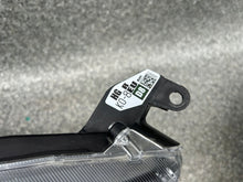Laden Sie das Bild in den Galerie-Viewer, Frontscheinwerfer Toyota Yaris Rechts Scheinwerfer Headlight SCH9223871822fq