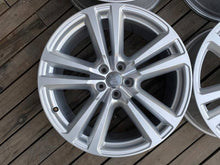 Laden Sie das Bild in den Galerie-Viewer, 4x Alufelge 20 Zoll 8.0" 5x112 28ET Glanz Silber 4M0601025G Audi D5 Rim Wheel FEL3090855001rd