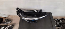 Laden Sie das Bild in den Galerie-Viewer, Frontscheinwerfer Toyota Rav 4 RKC12030 Vorderseite Scheinwerfer Headlight SCH1713493055hb