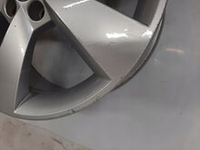 Laden Sie das Bild in den Galerie-Viewer, 1x Alufelge 17 Zoll 7.0&quot; 5x100 46ET Glanz Silber 5JA601025 Skoda Fabia Rapid