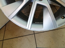 Load image into Gallery viewer, 1x Alufelge 18 Zoll 8.5" 5x112 41ET Glanz Silber 3V0601025BC Skoda Superb FEL6013055808ej