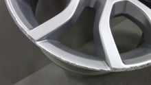 Laden Sie das Bild in den Galerie-Viewer, 1x Alufelge 17 Zoll 7.0&quot; 5x108 50ET Silber 31423874 Volvo Rim Wheel